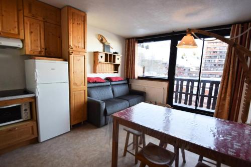 - une cuisine avec une table et un canapé dans une chambre dans l'établissement Résidence Le Serro Torre - 2 Pièces 5 pers - LE CERRO TORRE - PLAGNE CENTRE MAE-6074, à Aime La Plagne