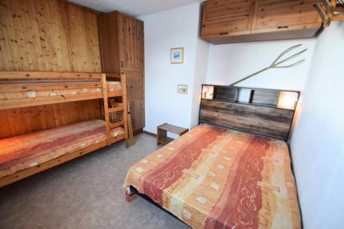 une chambre avec deux lits superposés dans une pièce dans l'établissement Résidence Le Serro Torre - 2 Pièces 5 pers - LE CERRO TORRE - PLAGNE CENTRE MAE-6074, à Aime La Plagne