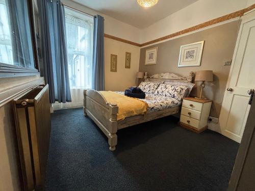 布里克瑟姆Harbour View Ground Floor Flat with Private Parking, only 5 Mins walk to harbour的带床、梳妆台和窗户的卧室