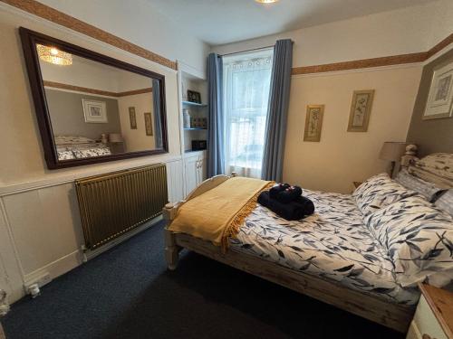 Katil atau katil-katil dalam bilik di Harbour View Ground Floor Flat with Private Parking, only 5 Mins walk to harbour