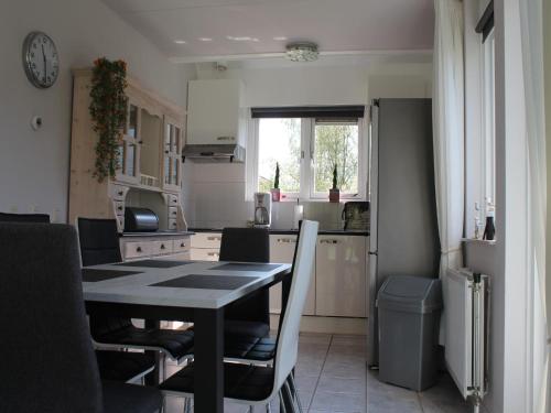 Η κουζίνα ή μικρή κουζίνα στο Holiday Home in Zeeland with Garden