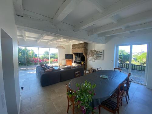 un salon avec une table et un canapé dans l'établissement Villa Cancale, vue mer, 15 pers, plage à 200m, à Cancale