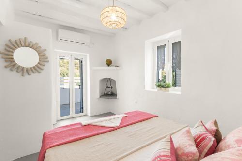 Una cama o camas en una habitación de Onira