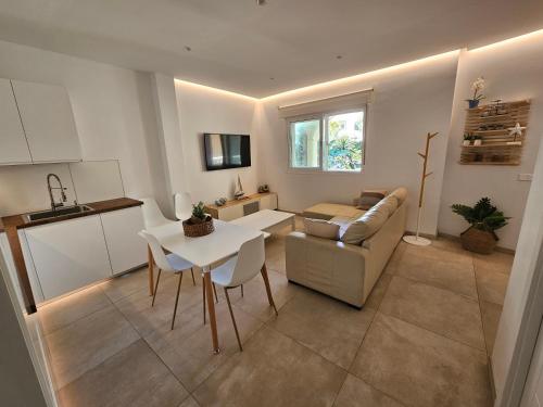 Kuchyňa alebo kuchynka v ubytovaní Apartamento Puerto Marina Beach
