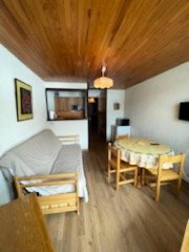 un salon avec un canapé et une table dans l'établissement Résidence Lauzet - Cosy studio a proximité du Point Show MAE-5511, à Vars