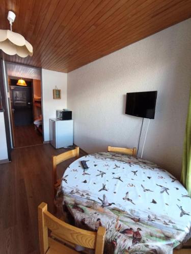 - une chambre avec un lit avec des oiseaux dans l'établissement Résidence Lauzet - Cosy studio a proximité du Point Show MAE-5511, à Vars