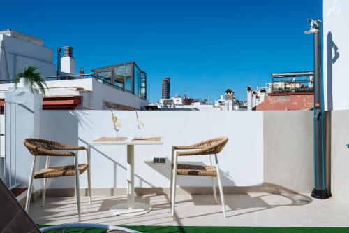 a table and two chairs sitting on a balcony at New Hostly Arenal in Seville