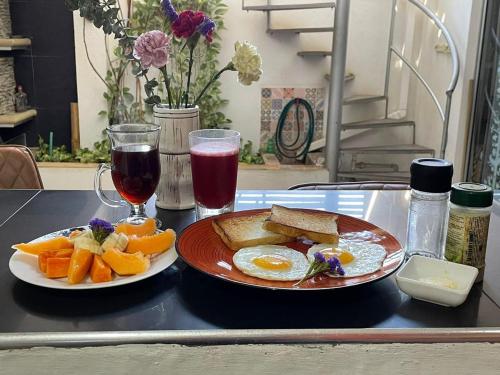 uma mesa com dois pratos de alimentos e bebidas para o pequeno-almoço em Casa Piscis Spa em Taganga