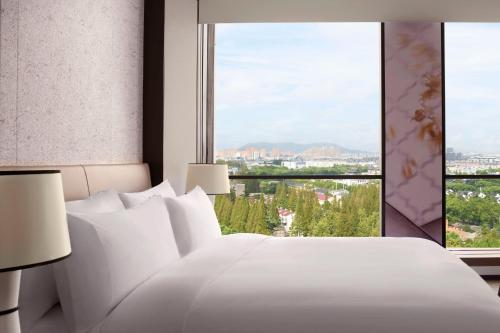 Postel nebo postele na pokoji v ubytování The Ritz-Carlton, Suzhou