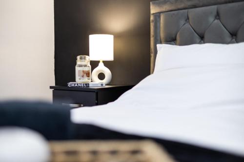 Postel nebo postele na pokoji v ubytování Cozy Home, Sleeps 4,Only 7mins from CENTRE, Parking, WIFI & Netflix
