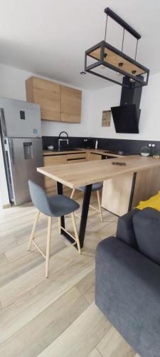 une cuisine avec une table en bois et une chaise dans l'établissement Entre mer et montagne, à Peri