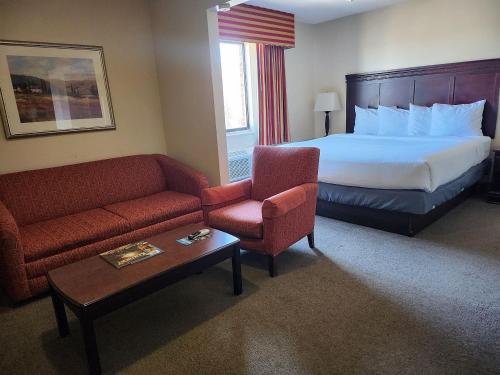 Postel nebo postele na pokoji v ubytování Ashley Quarters Hotel Airport-Cincinnati