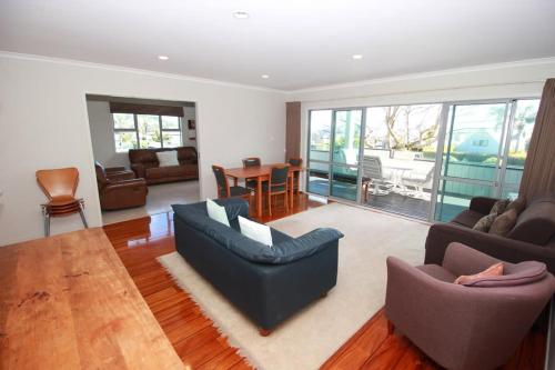 Χώρος καθιστικού στο Tindalls Bay Beach House