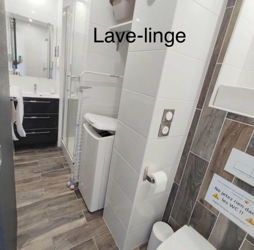 une salle de bain blanche avec un lavabo et des toilettes dans l'établissement Studio cocon sur front de mer, au Barcarès
