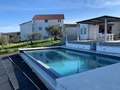 una piscina sopra una casa di Vale Coelhos Casa de Campo a Sarnadela