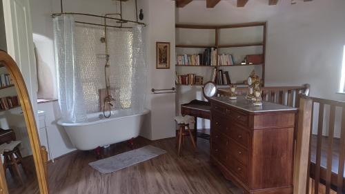 La salle de bains est pourvue d'une baignoire, d'un lavabo et d'un bureau. dans l'établissement la tour de garde, à Saint-Aubin-en-Charollais