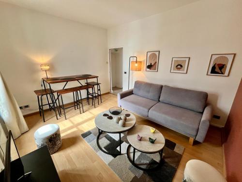 un salon avec un canapé et deux tables dans l'établissement Hypercentre, douillet, vue Loire et vieux Blois, le Sérénity, à Blois