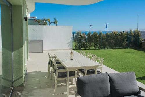 Garden apartment with spa, outdoor pool & parking