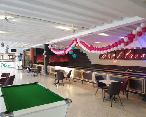a pool table in a restaurant with a billiard table at Somptueuse Villa avec piscine résidence Isly golf oujda in Oujda