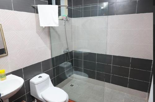 un bagno con doccia, WC e lavandino di Vista Montaña Jimenoa De La Rosa a Jarabacoa