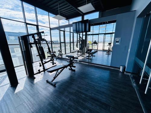 Pusat kecergasan dan/atau kemudahan kecergasan di Spectacular PH, swimming pool, gym, view
