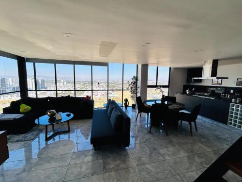 Ruang duduk di Spectacular PH, swimming pool, gym, view