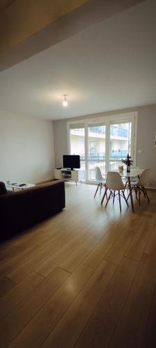 - un salon vide avec une table et des chaises dans l'établissement SuiteZy 3 chambres Rennes Sud, à Rennes