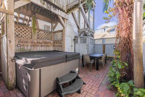 キーウェストにあるSeaport Suiteのパティオ(グリル、テーブル、椅子付)