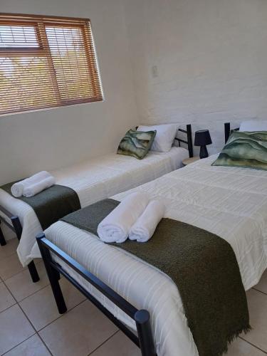 Una habitación con dos camas con toallas. en Studio 12, en Strand
