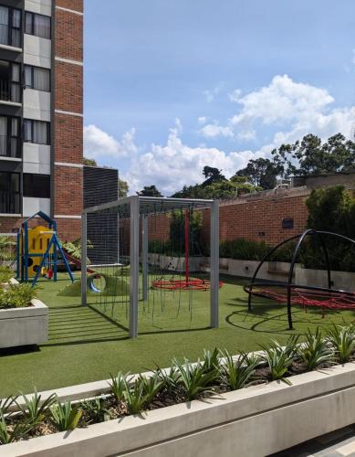 Ο χώρος παιχνιδιού για παιδιά στο Apartamento céntrico y excepcional con 2 habitaciones, 2 baños en zona central de la ciudad