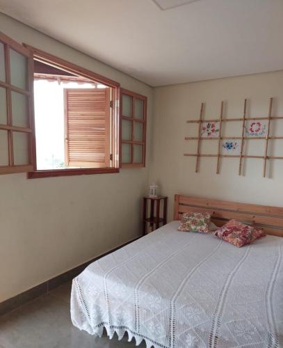 a bedroom with a bed and a window at Espaço Amplitude in Sobradinho
