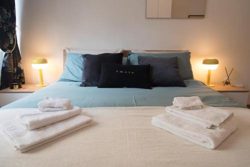 un letto con due asciugamani sopra con due lampade di Casa Eva - Roma a Roma