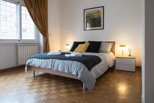 una camera da letto con un letto con due asciugamani sopra di Casa Eva - Roma a Roma