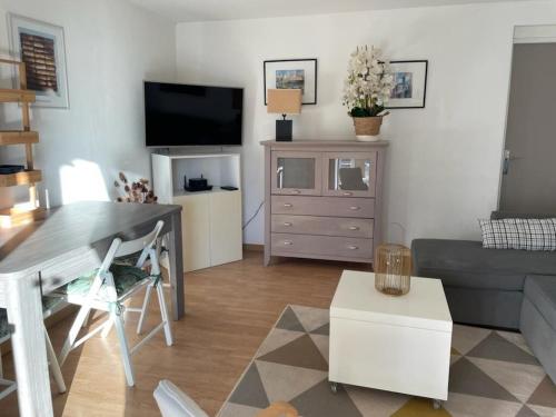 un salon avec un canapé et une table dans l'établissement Appartement Confort, à Marguerittes
