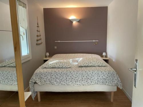 une petite chambre avec un lit et une fenêtre dans l'établissement Appartement Confort, à Marguerittes