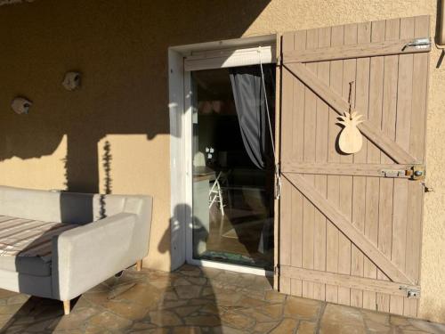 une porte en bois avec une porte coulissante en verre dans l'établissement Appartement Confort, à Marguerittes