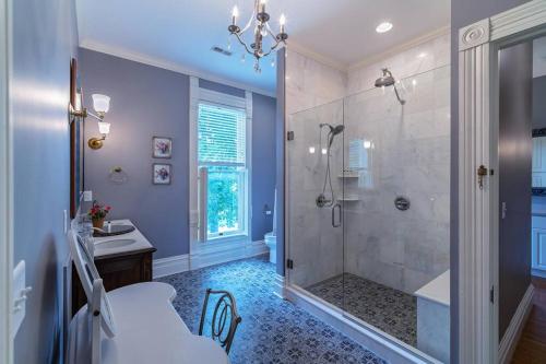 Ένα μπάνιο στο Take 5 Rendezvous at Hoffman House Fairbury-Entire Home