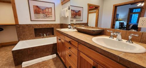 Gallery image of Sundance Spacious Vaulted Ceiling cabin, Hot tub, huge lawn in Sundance