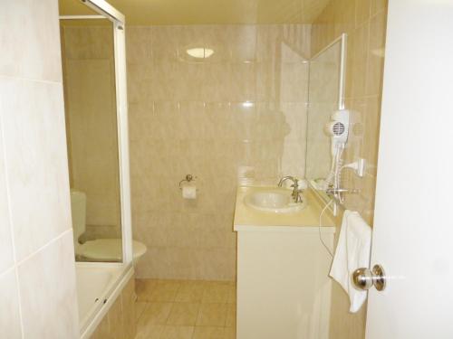 Ένα μπάνιο στο Le Lavandou Holiday Apartments