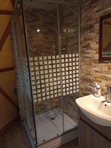 a bathroom with a shower and a sink at Domobosque in Ancud