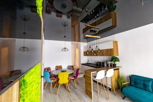 a kitchen and dining room with a table and chairs at Apartament ACs Studio in Sighişoara