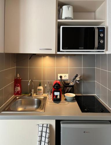 Una cocina o zona de cocina en Appart'hôtel - Gare TGV - Avignon