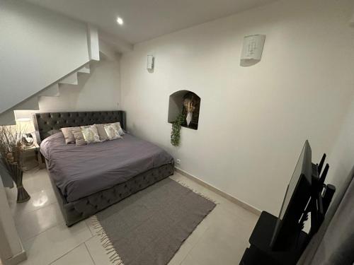 une chambre avec un lit et un escalier dans l'établissement Les Champs Elysées-125m2 Modern and Spacious, à Paris