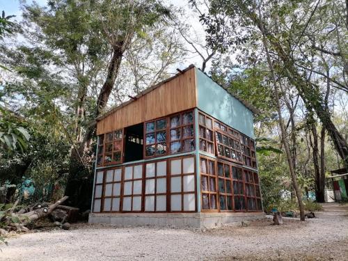 Budova, kde se kemp nachází