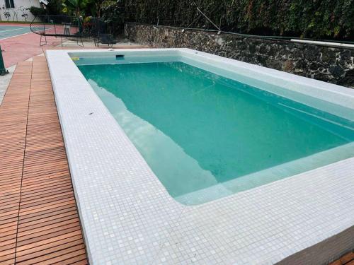 a large swimming pool with a tiled floor at Chalet Deportivo Oaxtepec in Oaxtepec