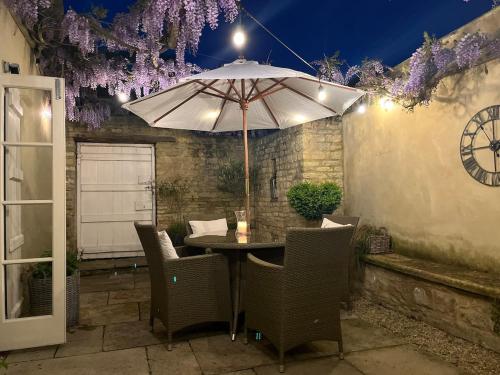 Patio nebo venkovní prostory v ubytování Cottage c1790, Superb central Witney, free parking