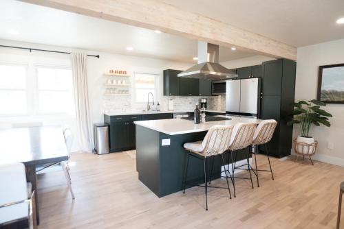 Кухня или мини-кухня в Billings Family House
