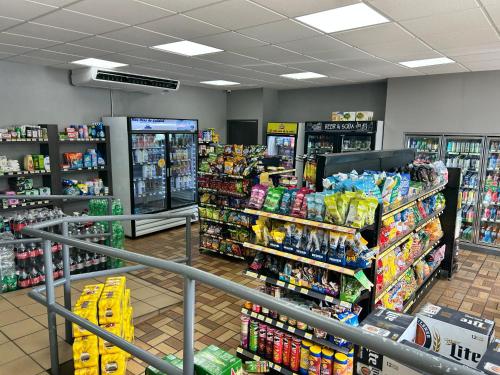 Supermarket nebo jiné obchody v  apartmánu nebo okolí