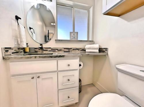 Ein Badezimmer in der Unterkunft Azalea Landing Custom Bunk Spacious Hot Tub