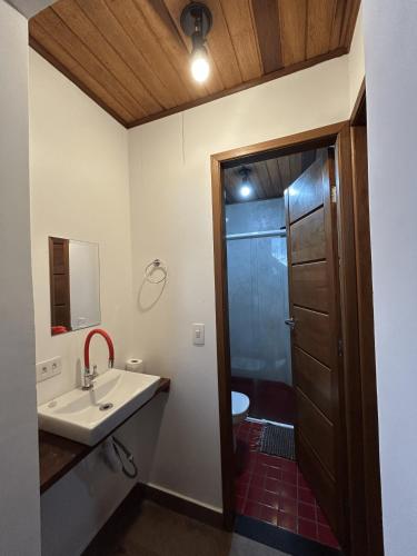 ein Badezimmer mit Waschbecken, Dusche und Toilette in der Unterkunft Vilarejo Leme in São Sebastião